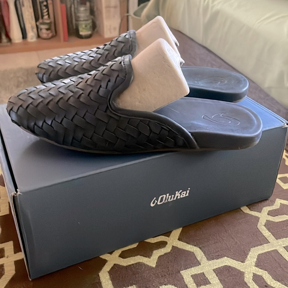 NWT never worn Oiukai women’s shoes size 6, black leather slides paid $140